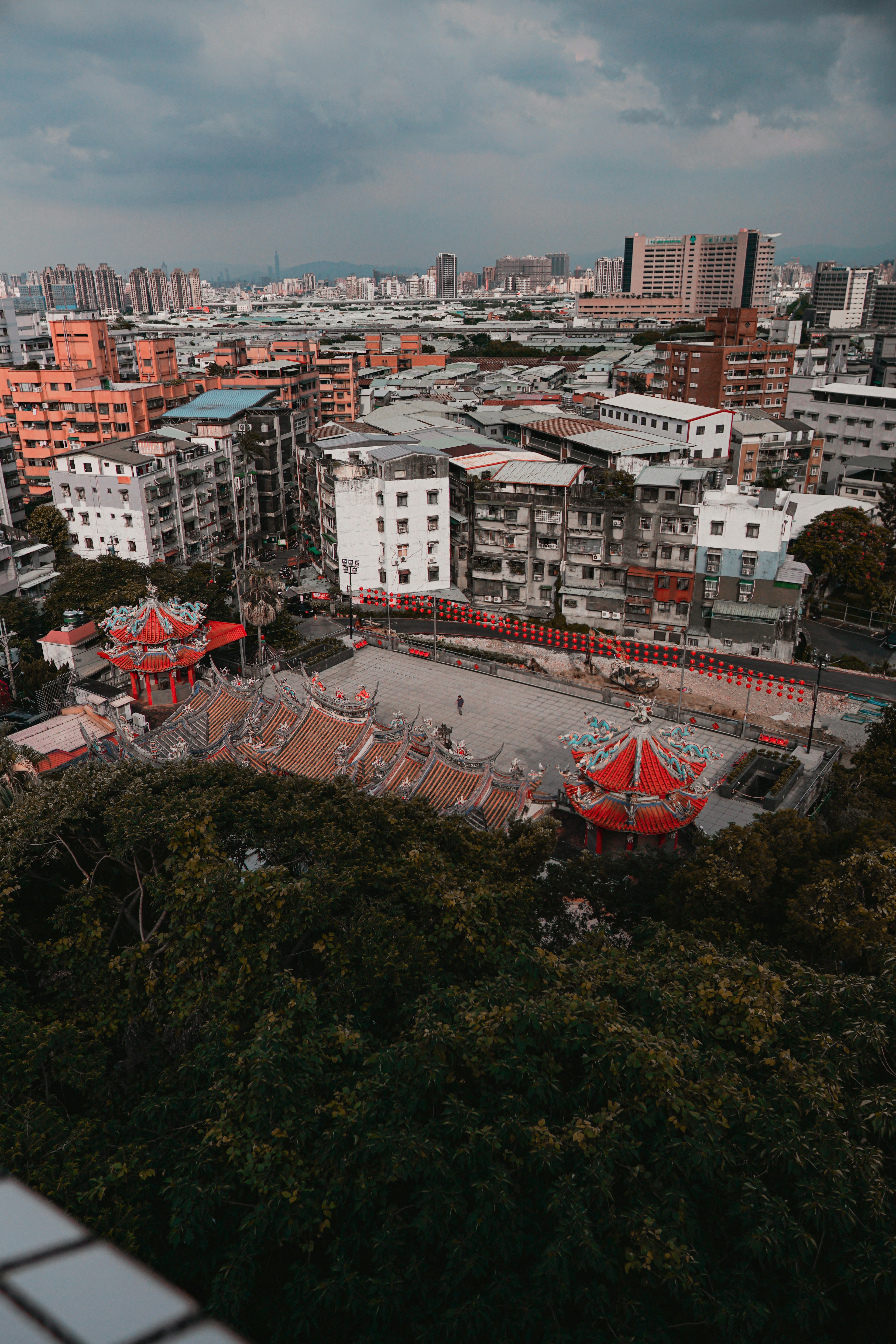 vista aérea dos edifícios da cidade durante o dia