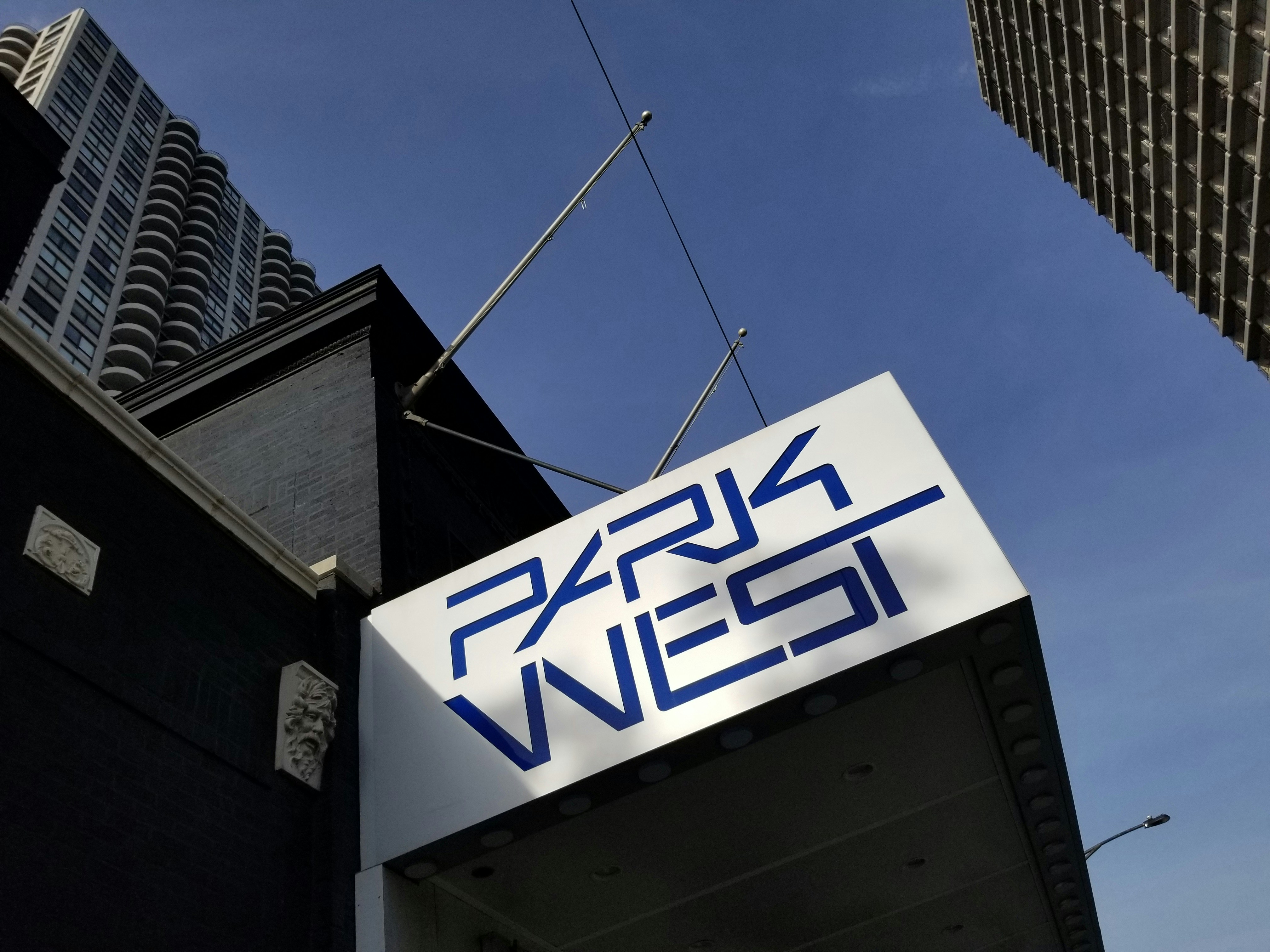 un panneau qui se trouve sur le côté d’un bâtiment