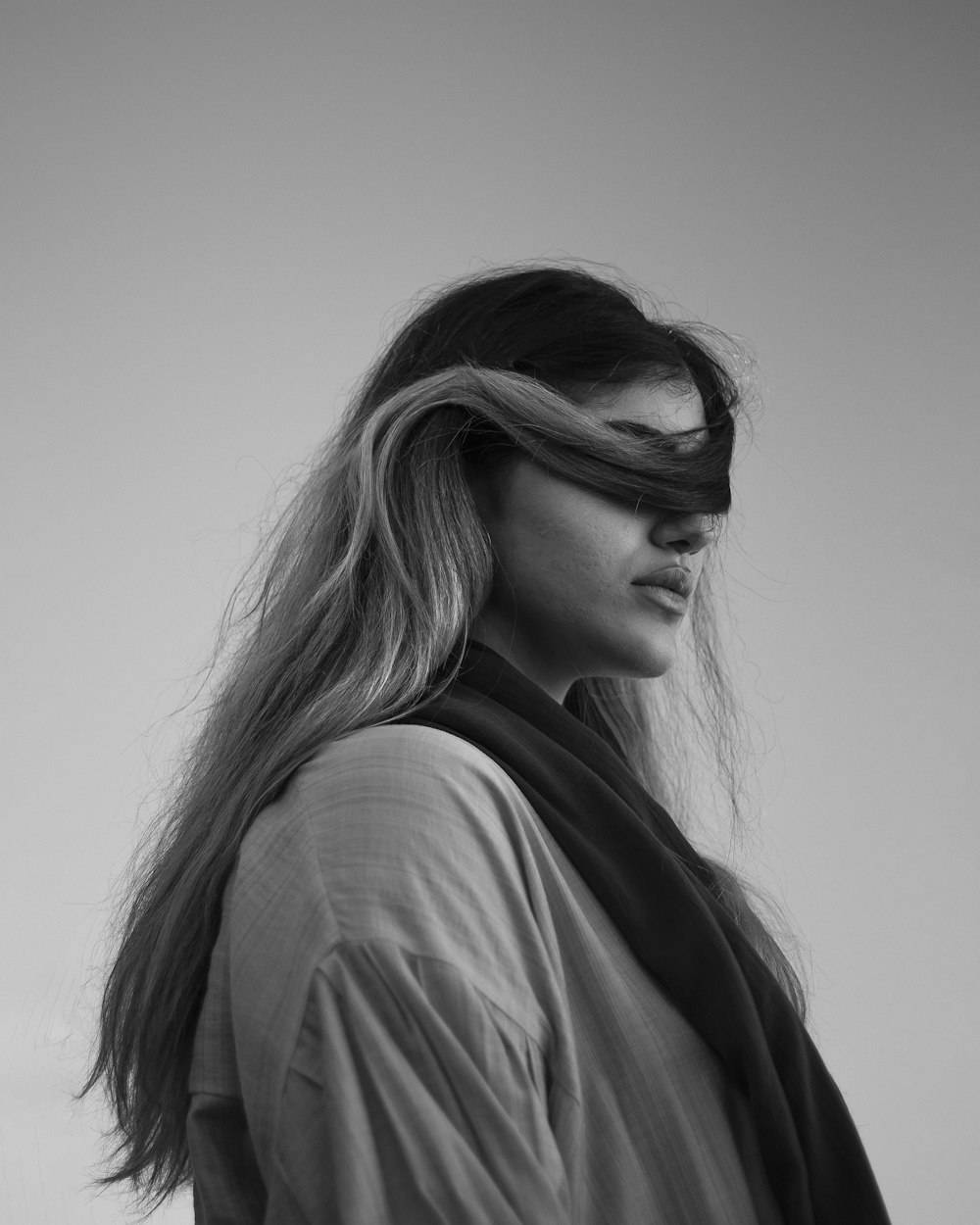 Photo en niveaux de gris d’une femme en chemise à manches longues