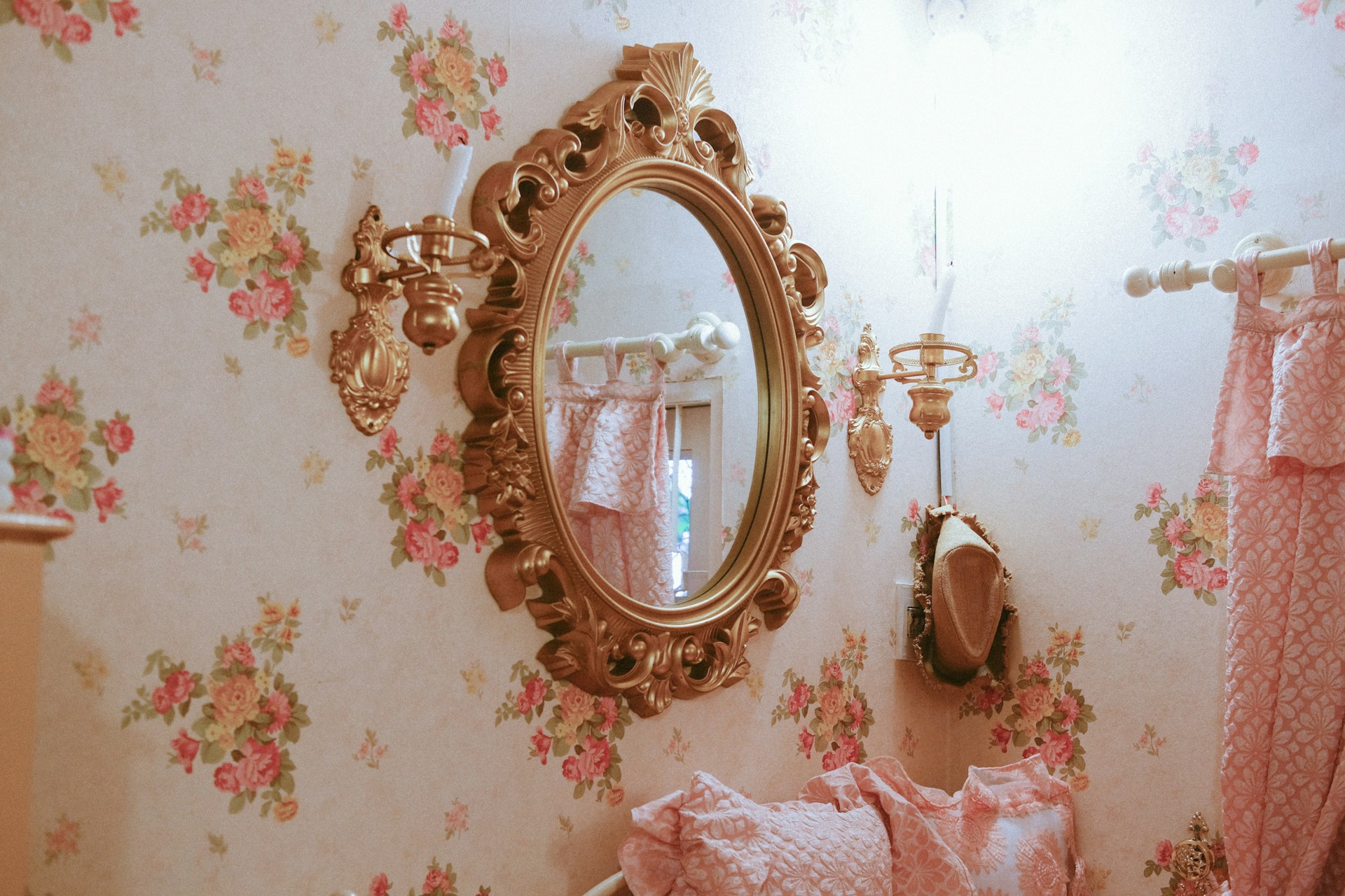 oval mirror with gold frame