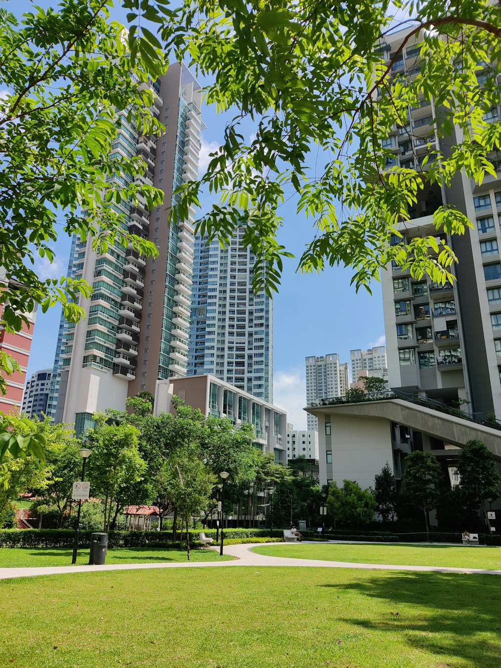 Campo de grama verde perto do edifício de concreto branco durante o dia