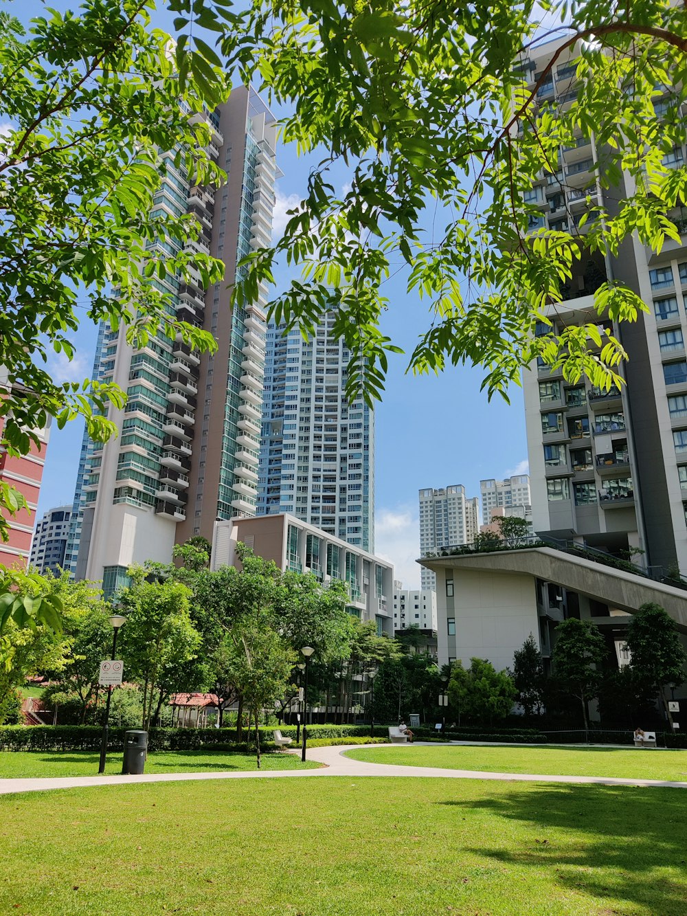 Campo de hierba verde cerca de un edificio de hormigón blanco durante el día