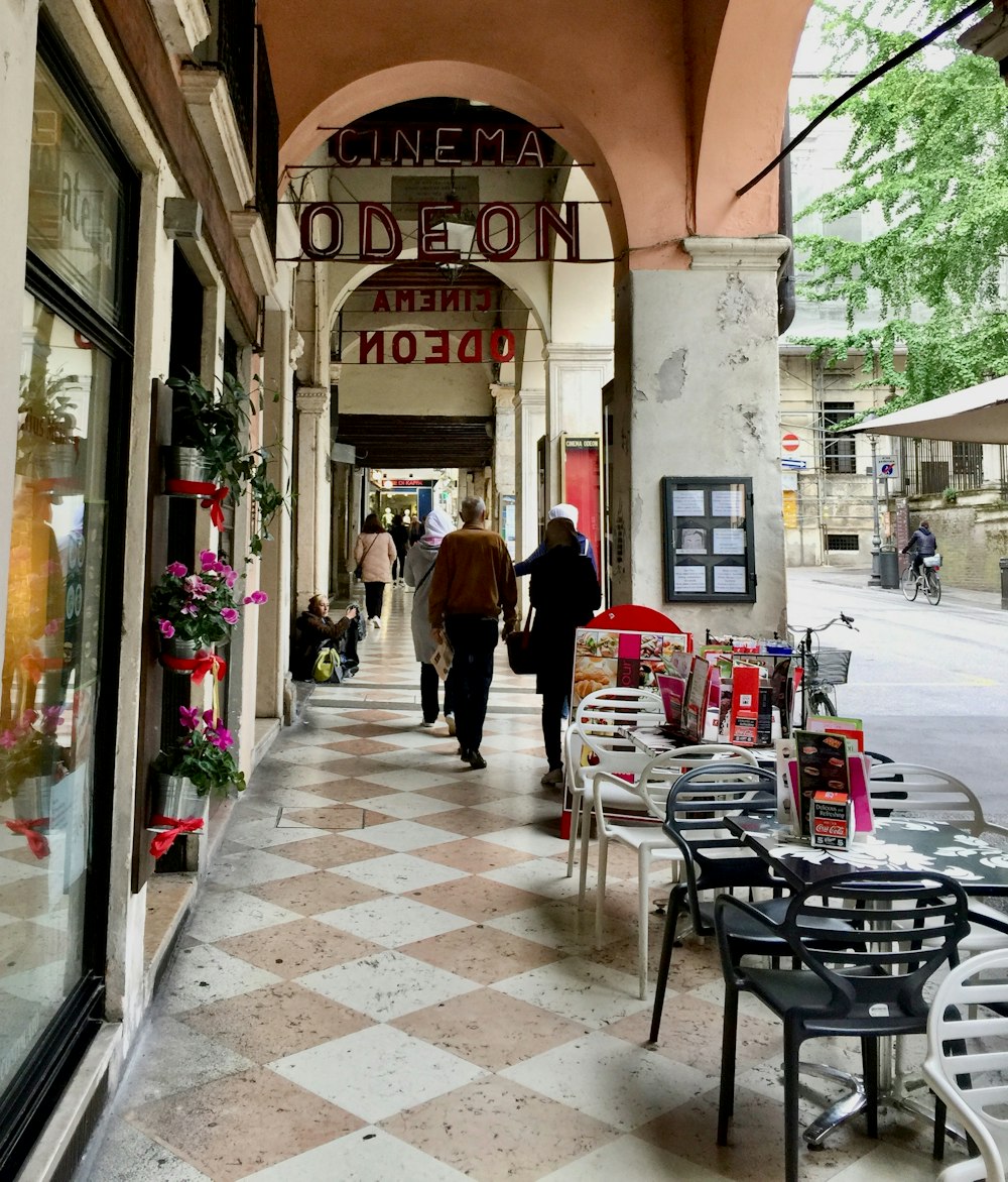 les personnes qui marchent sur le trottoir pendant la journée ;