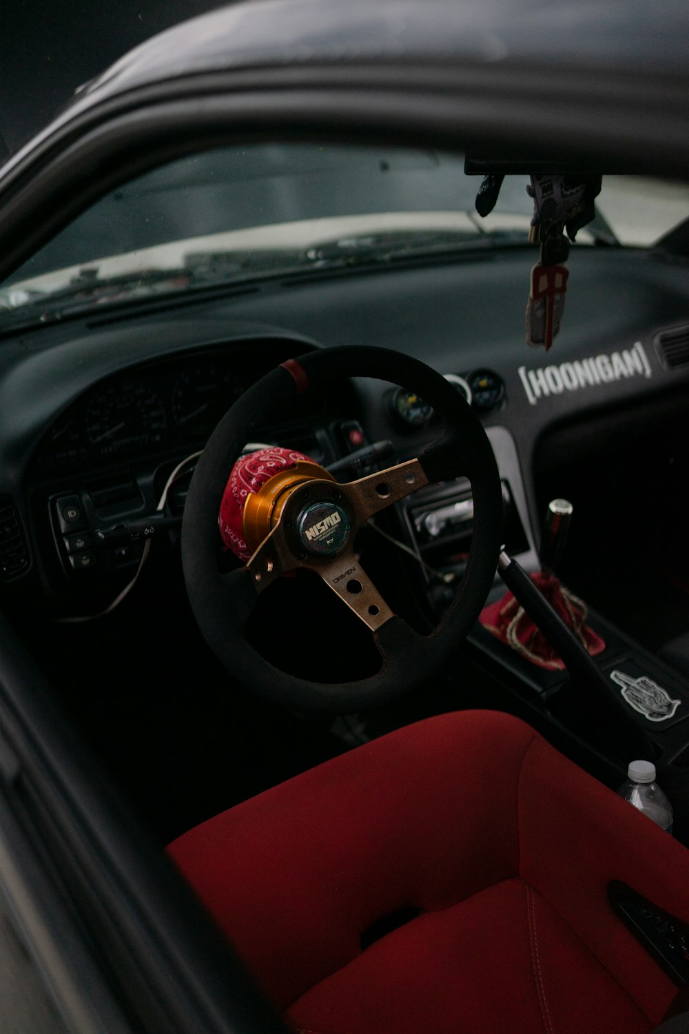 Interior del coche en negro y rojo
