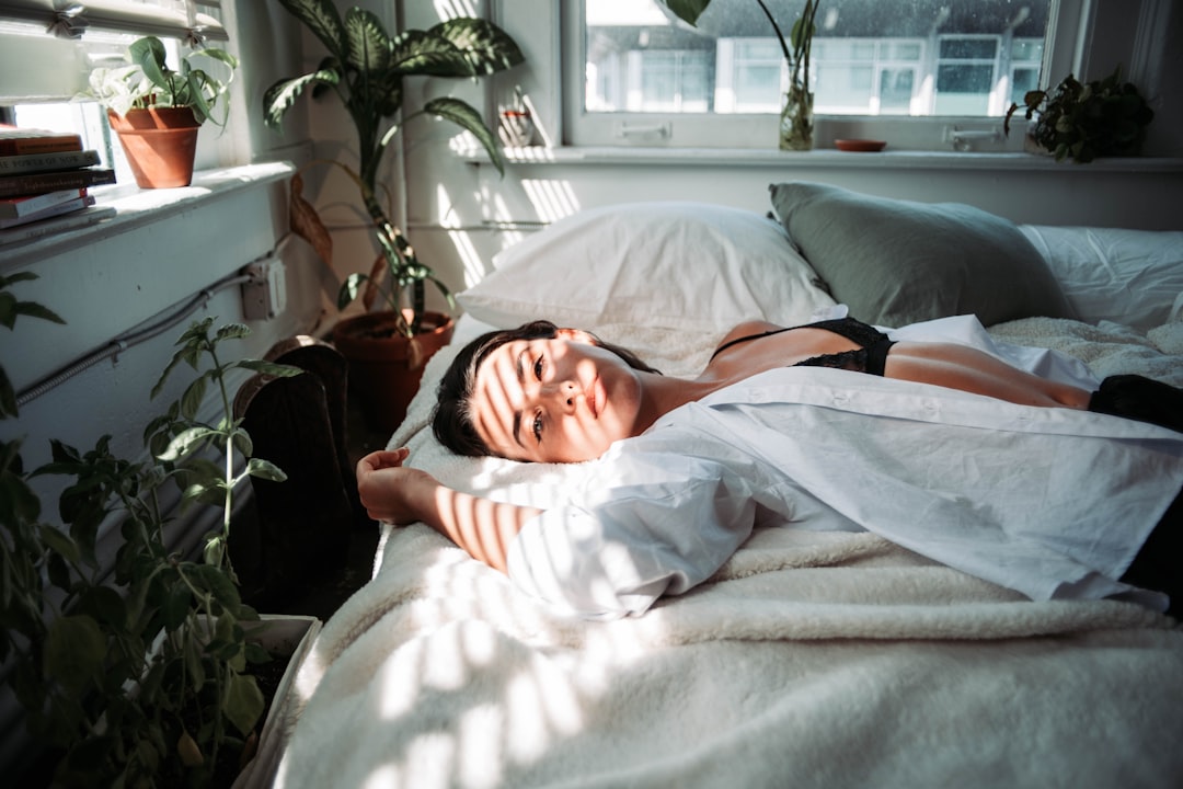 Sleep Under the Tropical Sun: How Temperature, Light and Noise Shape Your Cairns Nights