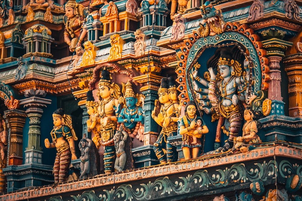 Statue de divinité hindoue dorée et bleue