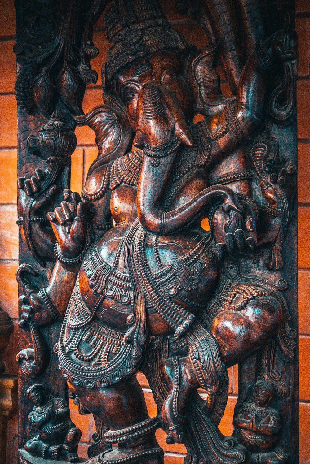 Estatua montada en la pared de madera marrón