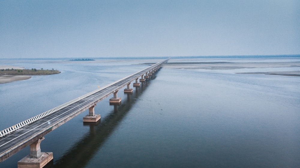 muelle de madera blanca en el mar bajo el cielo azul durante el día