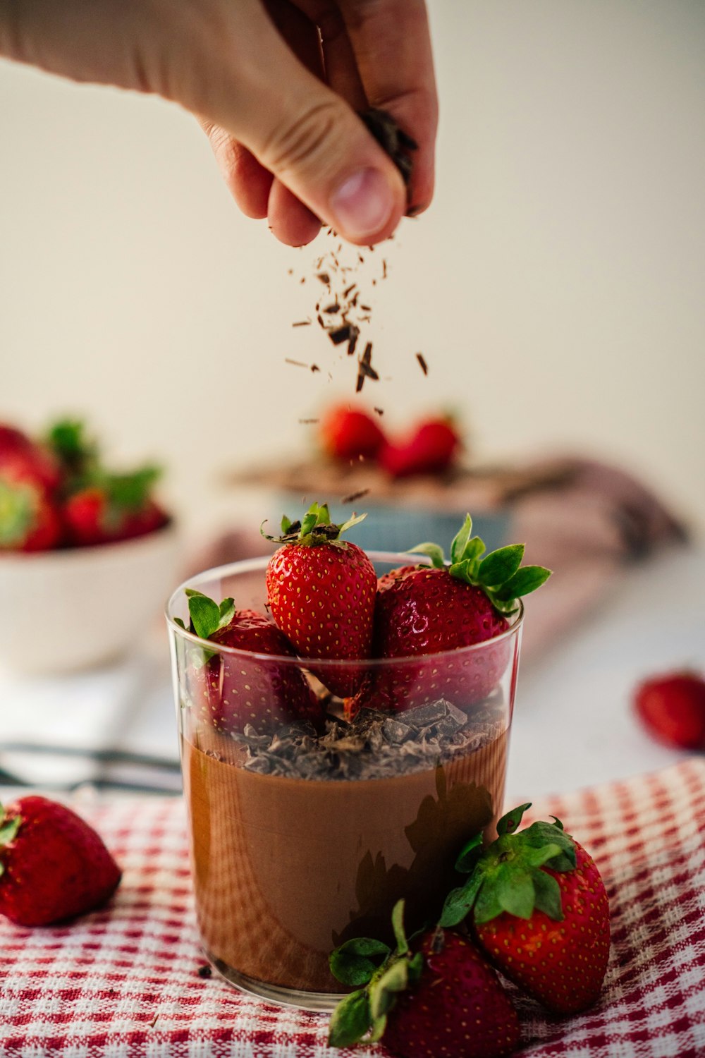 jus de fraise dans un verre transparent