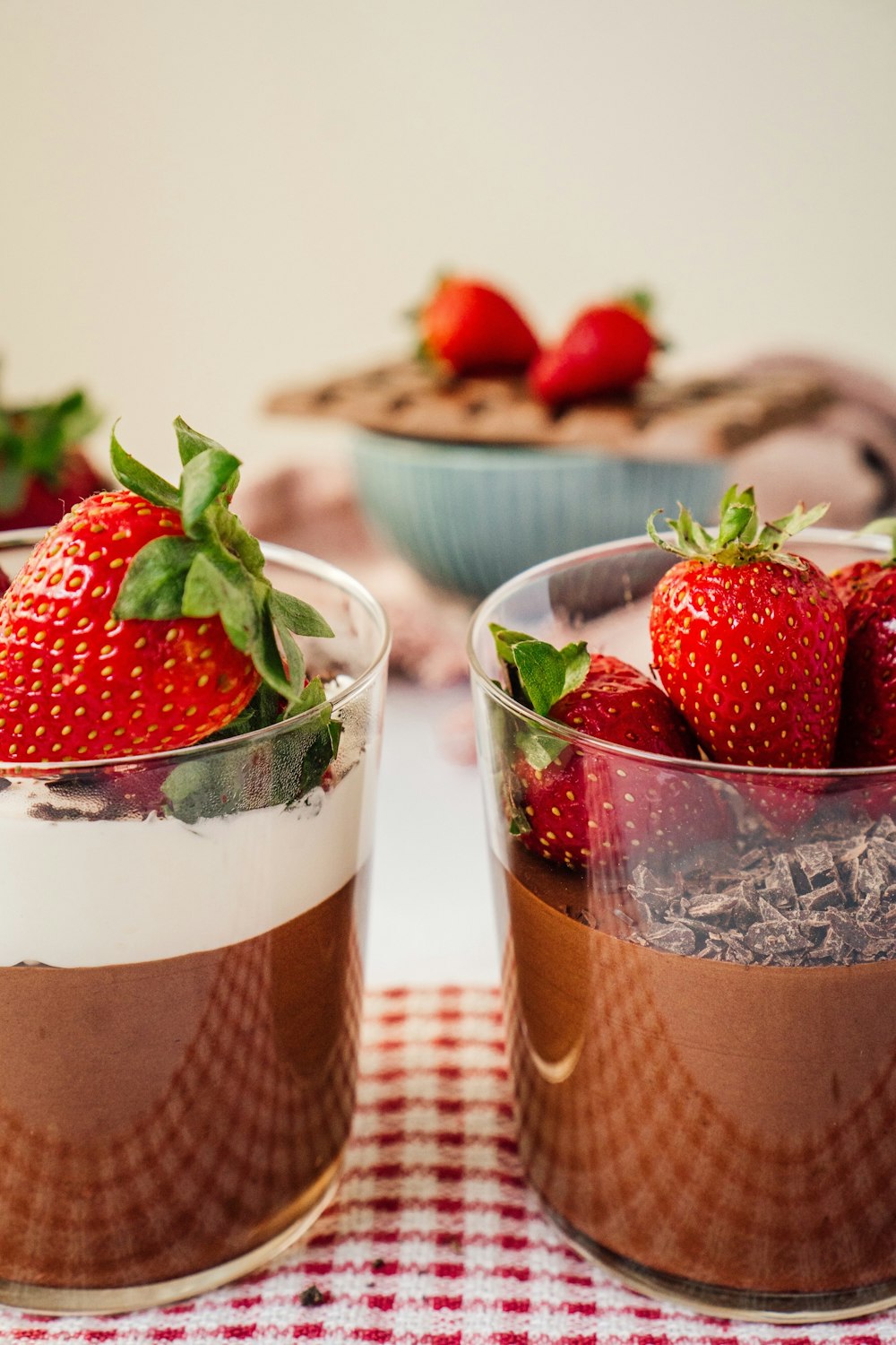 succo di fragola in bicchiere trasparente