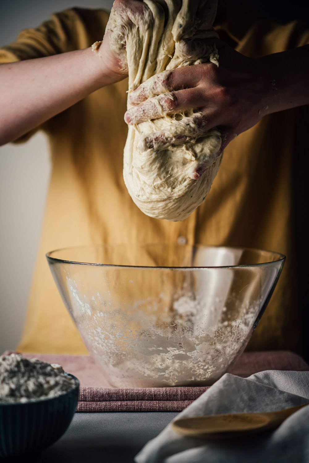 Persona che tiene il gelato bianco