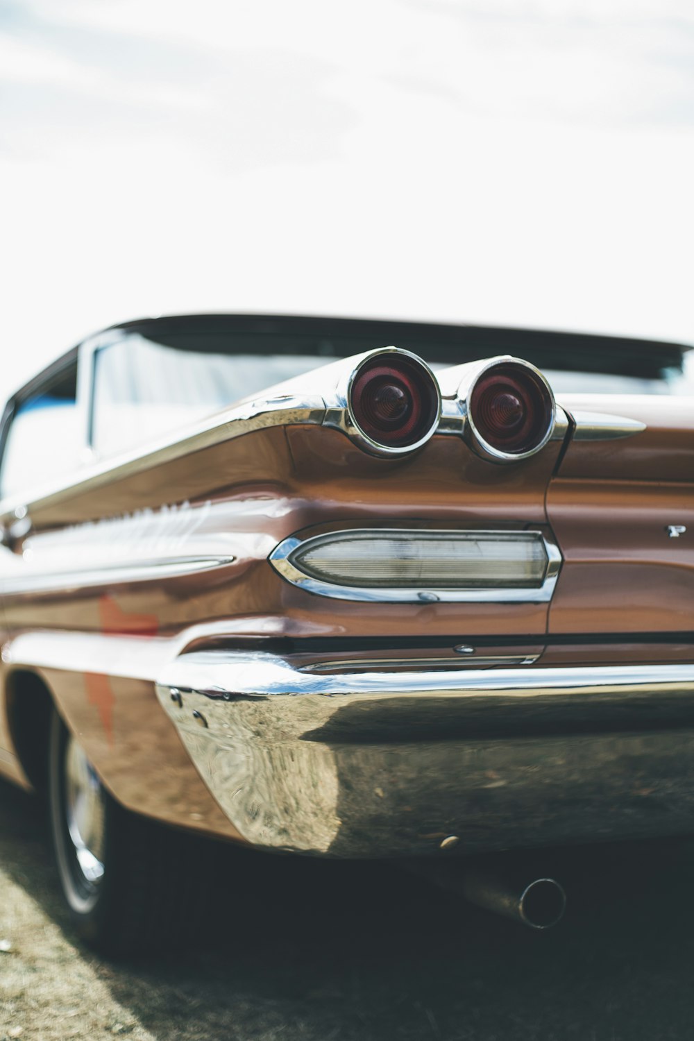 brown and black chevrolet camaro