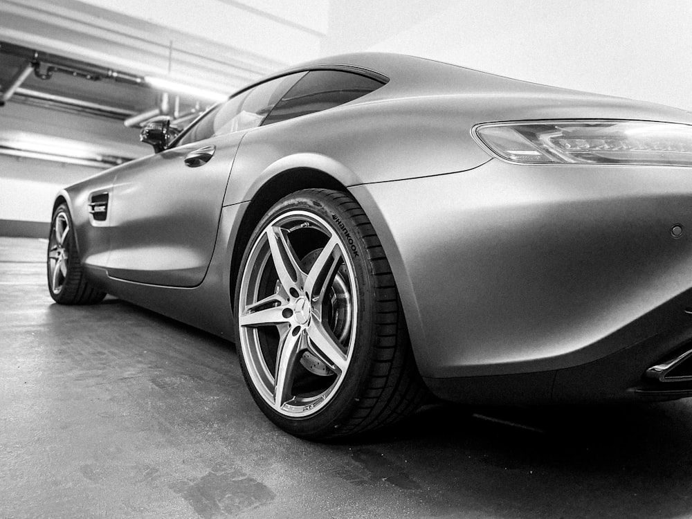 Foto in scala di grigi di Mercedes Benz Coupé