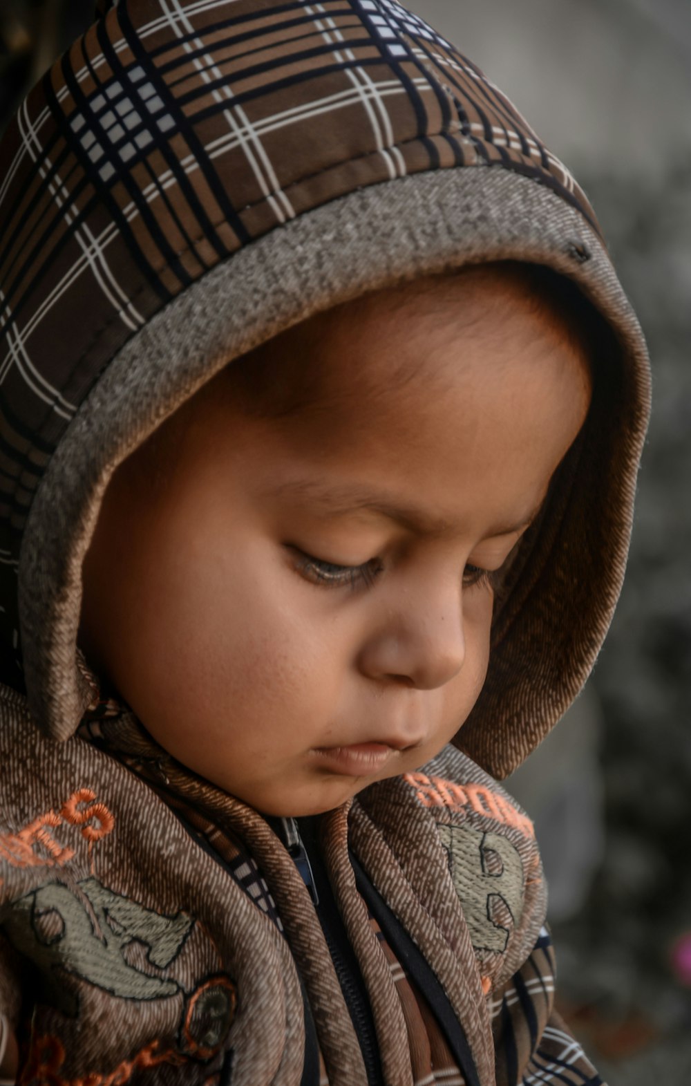 Foto de chico con capucha a cuadros en blanco y negro – Imagen gratuita  Niño en Unsplash