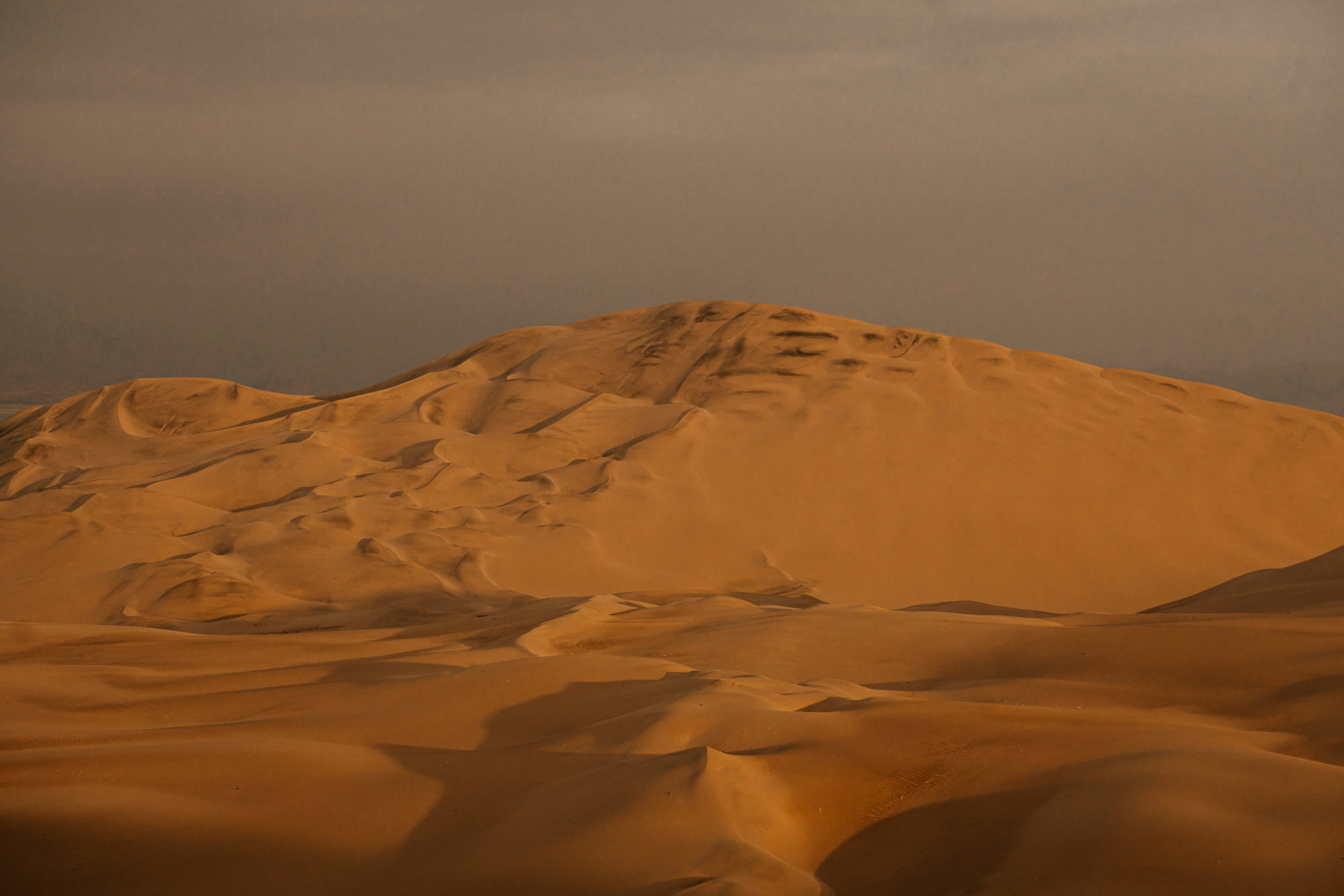 snow covered mountain under gray sky, Deserto de Huacachina
