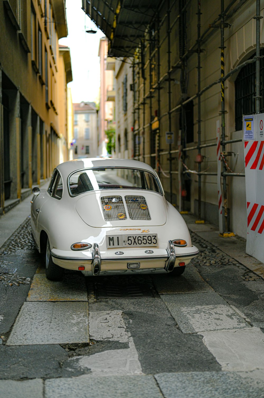 Volkswagen Beetle blanco estacionado en la acera durante el día
