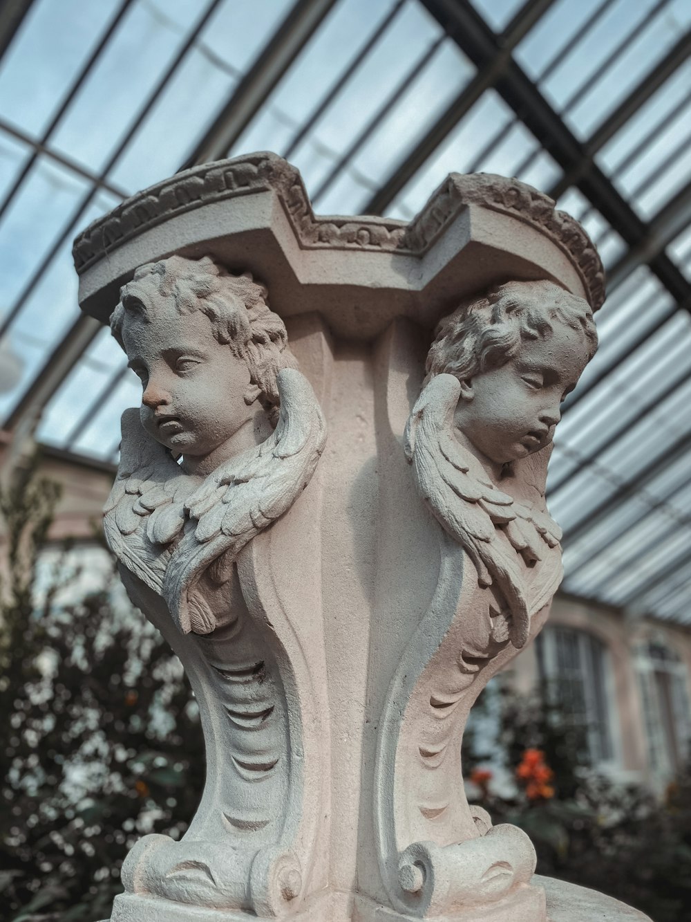 Statue d’ange en béton blanc pendant la journée