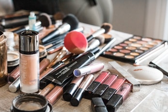 pink and black make up brushes