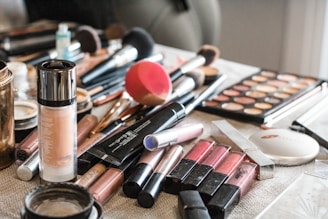 pink and black make up brushes