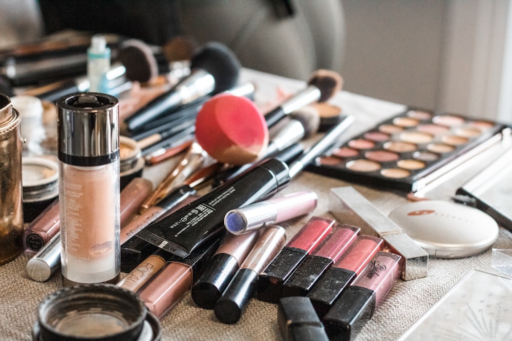 pink and black make up brushes