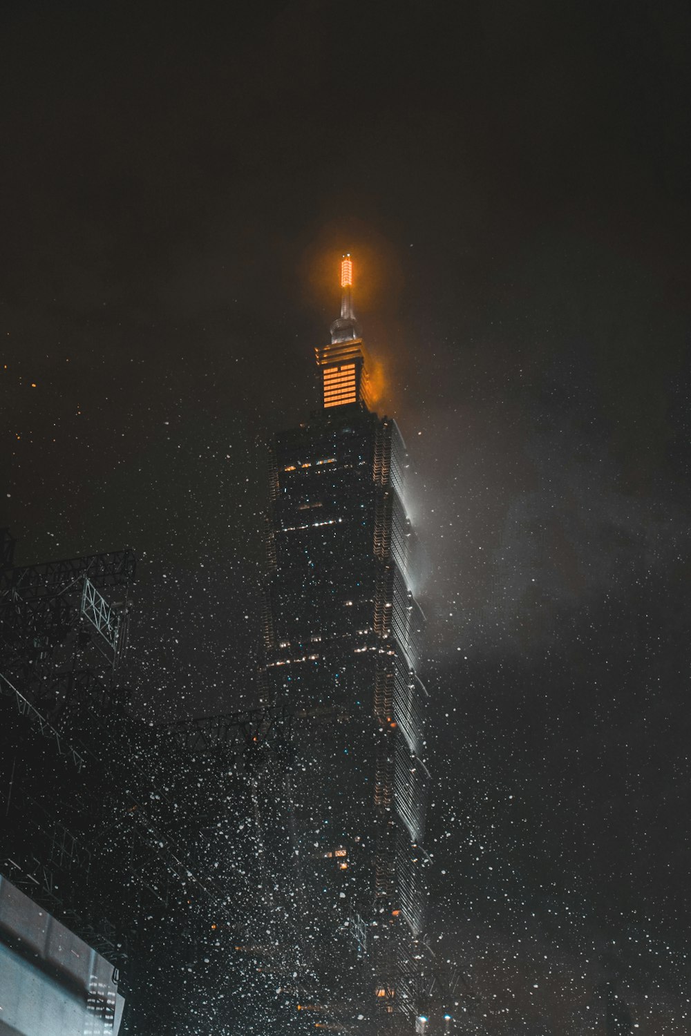야간에 고층 건물 위로 불꽃놀이