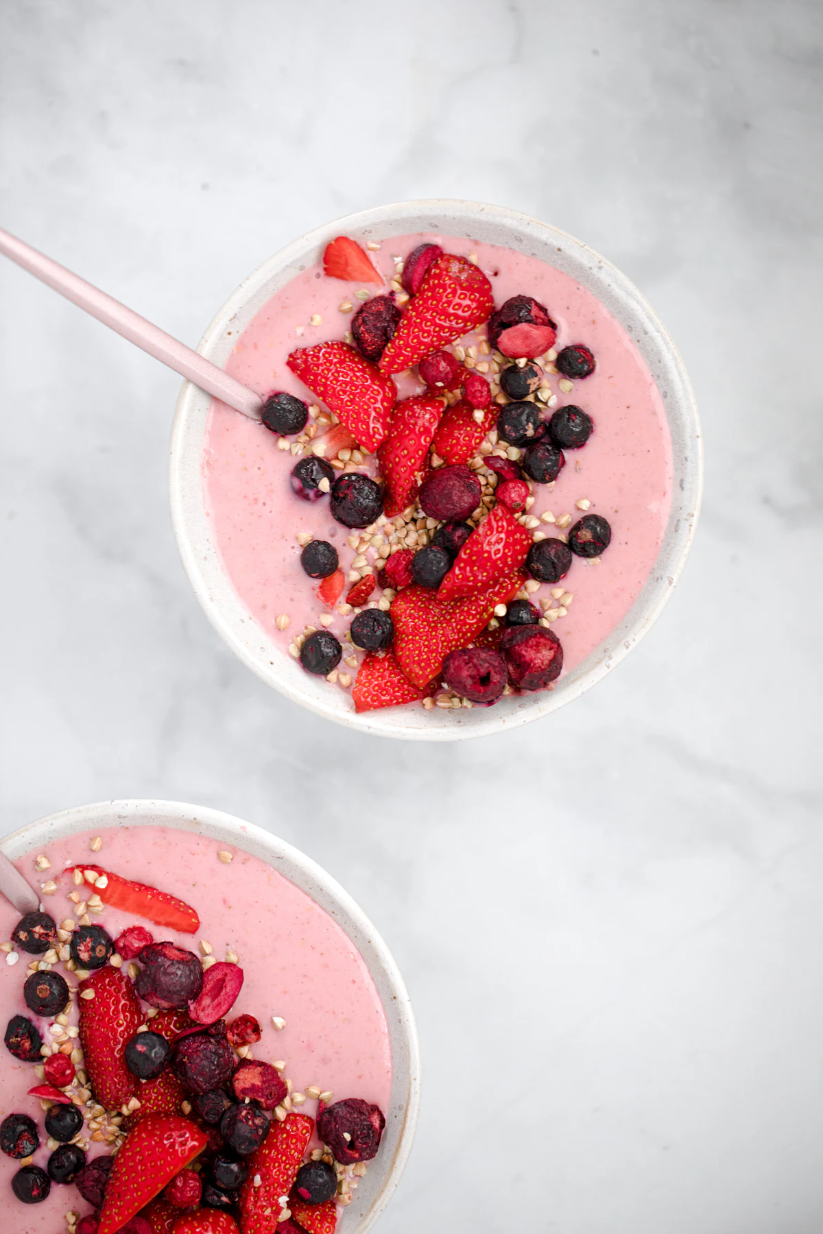 Mangkuk yogurt plain dengan topping buah beri merah dan hitam sebagai ilustrasi snack probiotik sehat untuk anak TK dengan tambahan granola dan biji chia