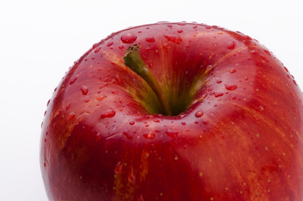 mela rossa con sfondo bianco