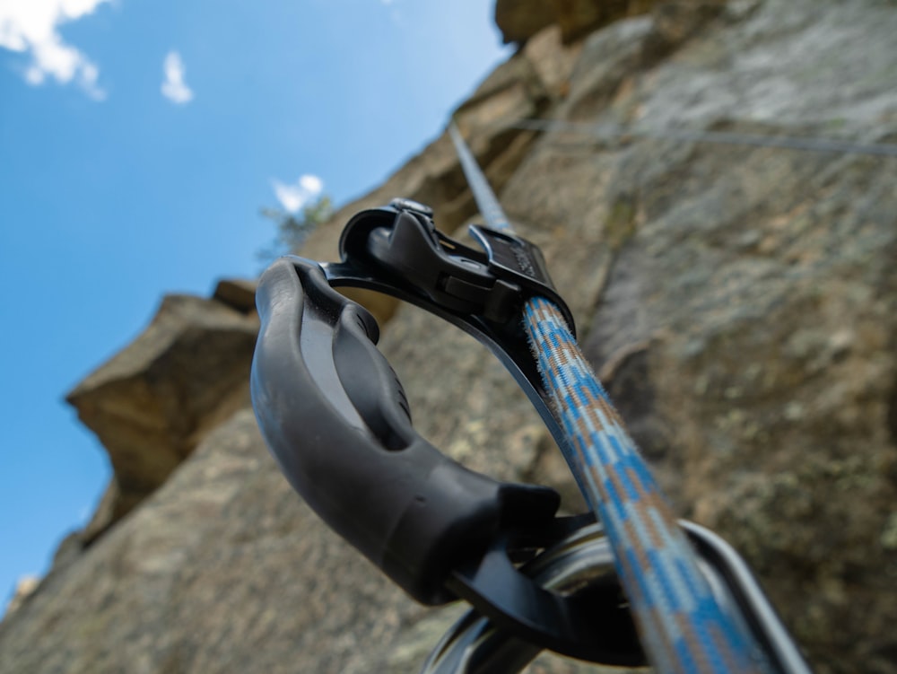 schwarz-blauer Fahrradlenker auf braunem Felsen