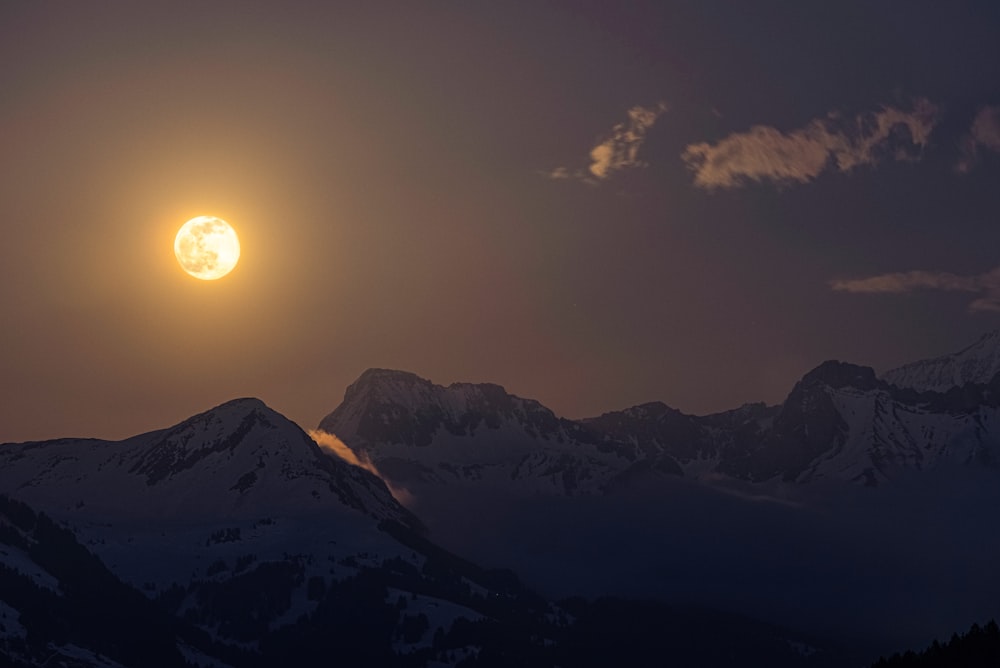 silhouette de montagnes au coucher du soleil