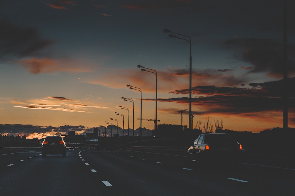 carros na estrada durante o pôr do sol