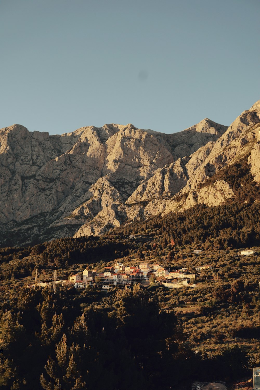 montanhas marrons e brancas sob o céu azul durante o dia