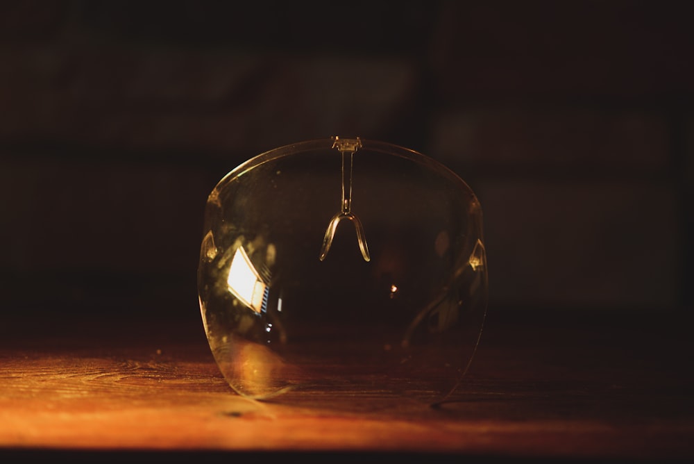 Klarglaskugel auf braunem Holztisch