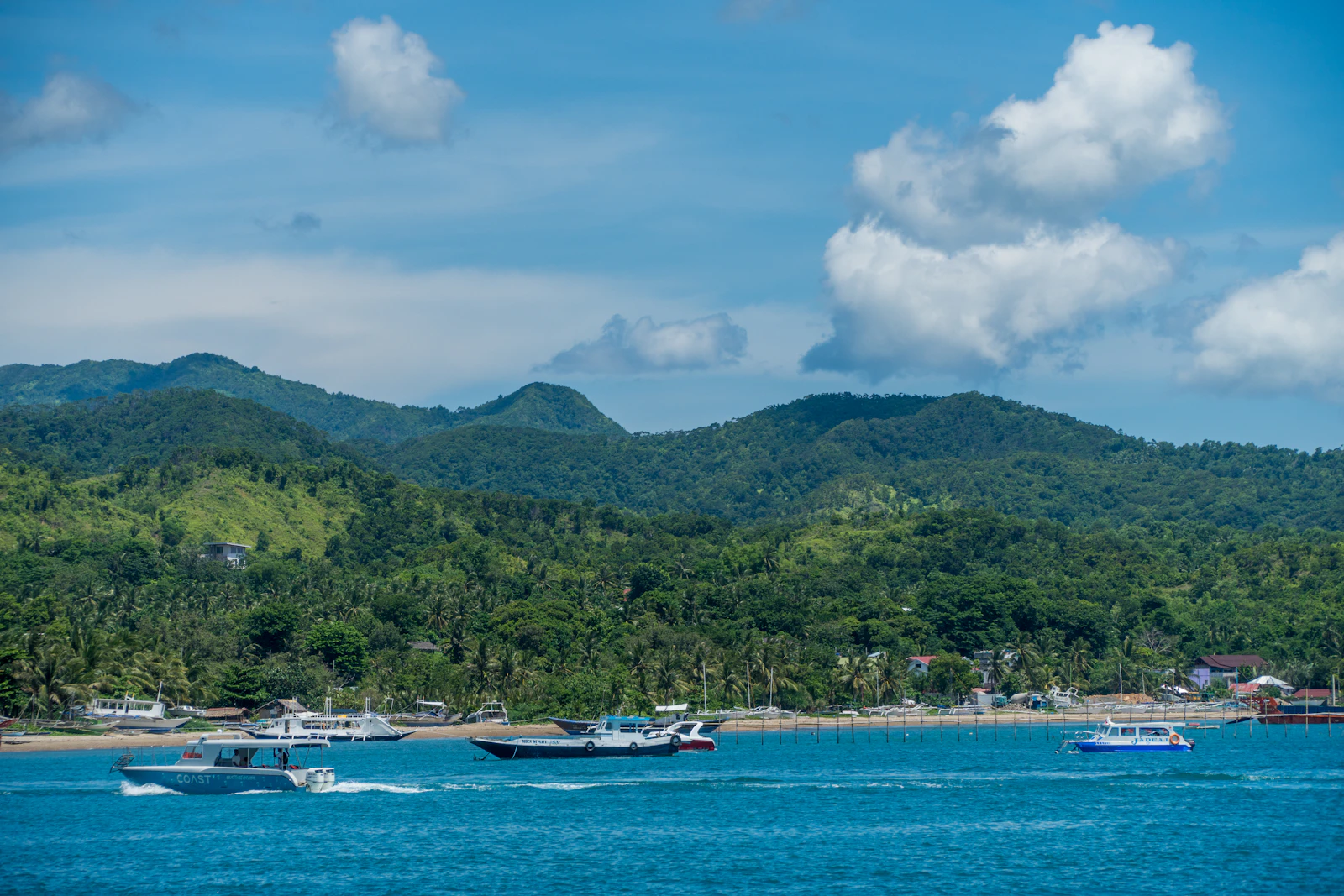 Boracay Island-Hopping Boat Tour with Snorkeling and Lunch