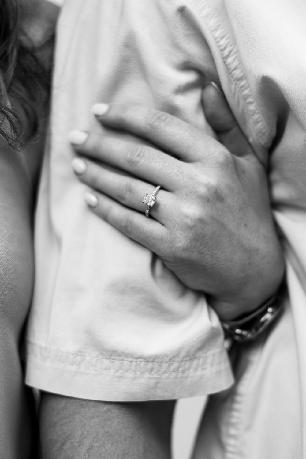 Foto in scala di grigi di donna che indossa l'anello