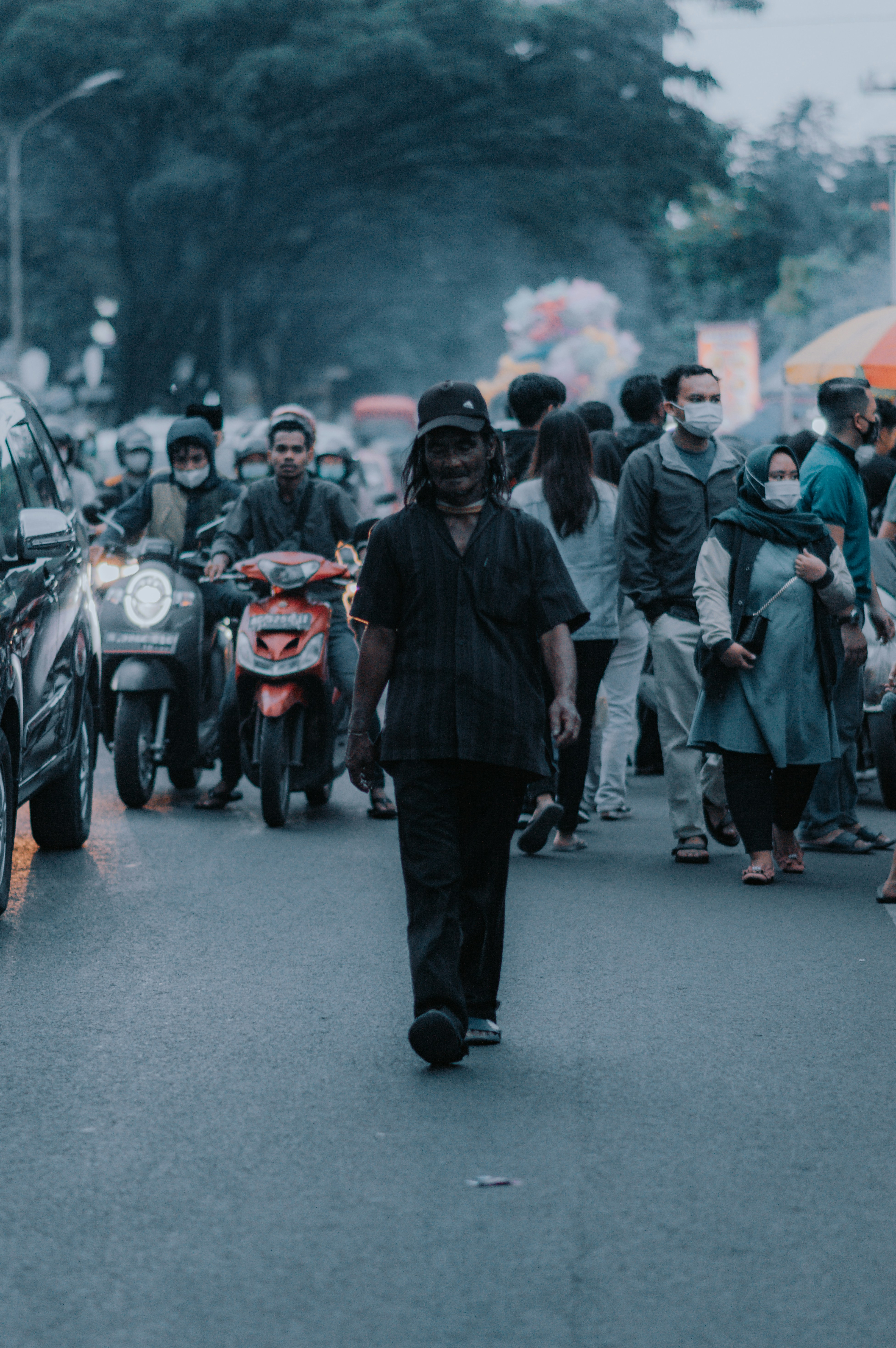 Orang-orang berdiri di jalan pada siang hari