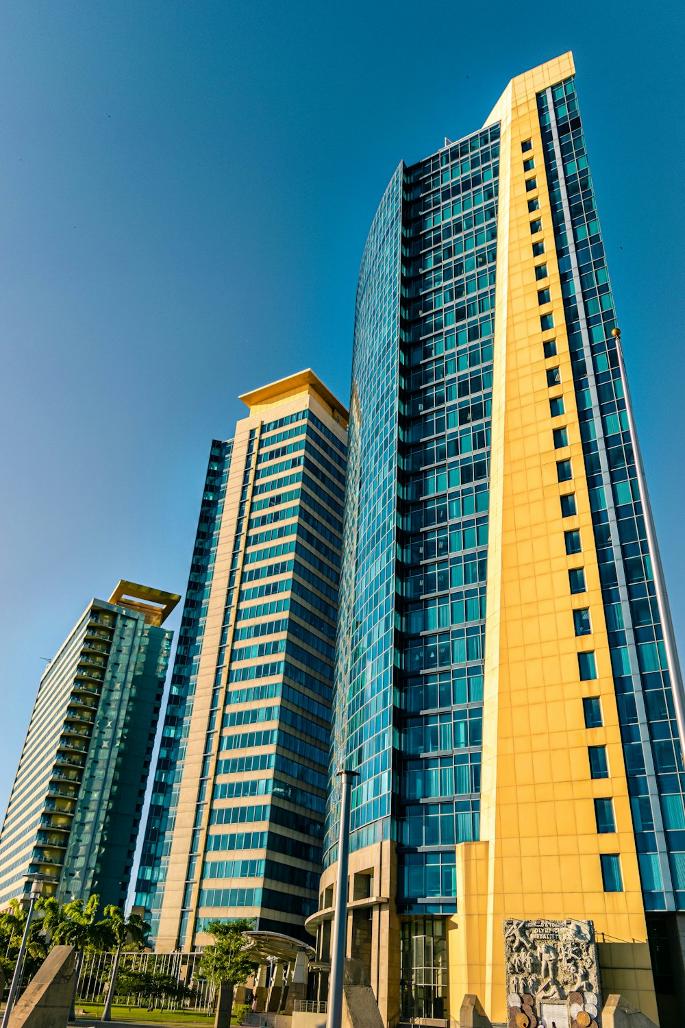 edificio in cemento bianco e marrone