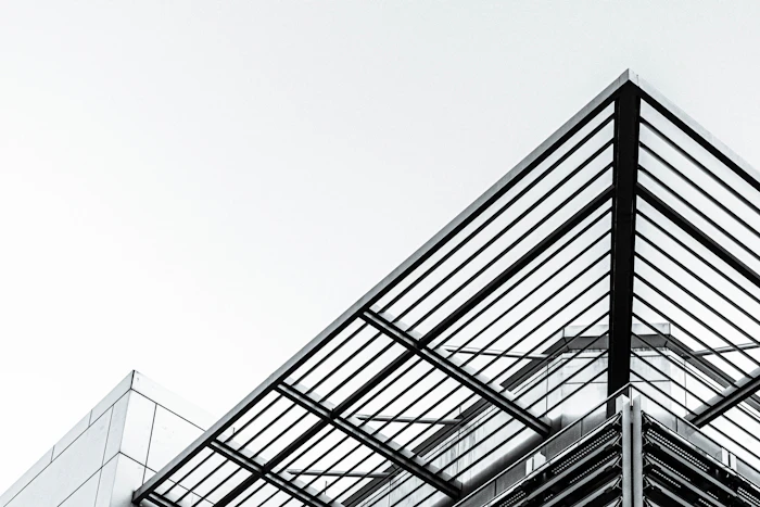 Wnętrze hali stalowej z płyt warstwowych – realizacja DT Panel System
