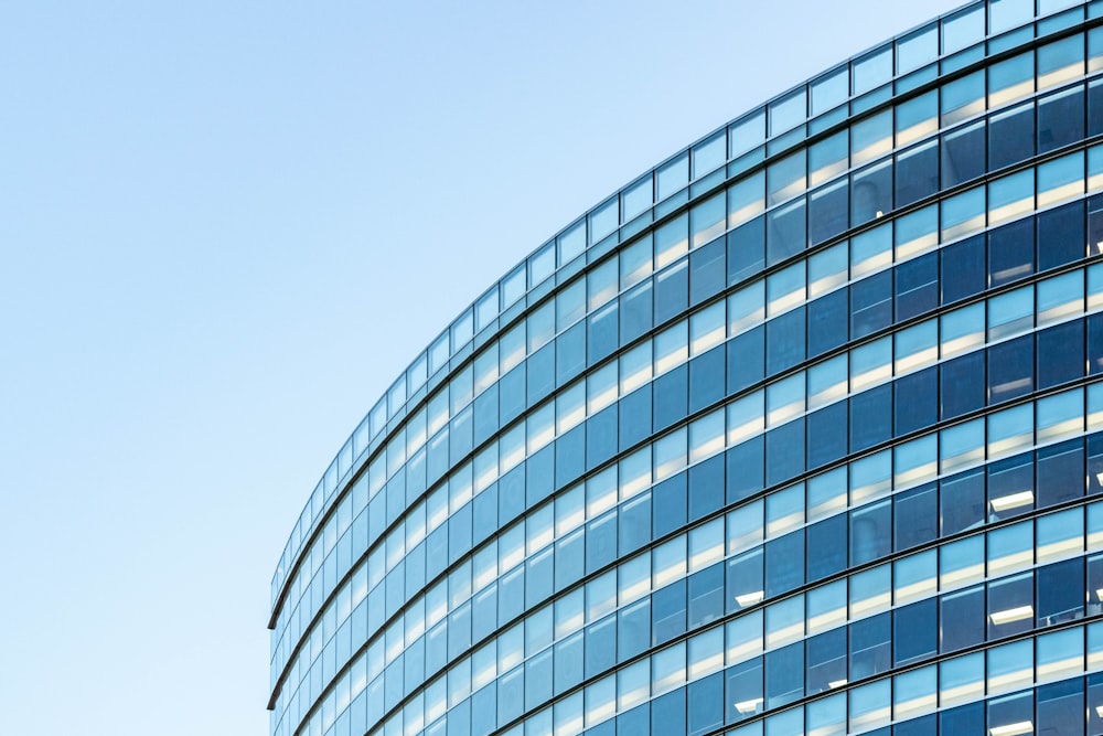 Edificio con paredes de vidrio blanco y azul