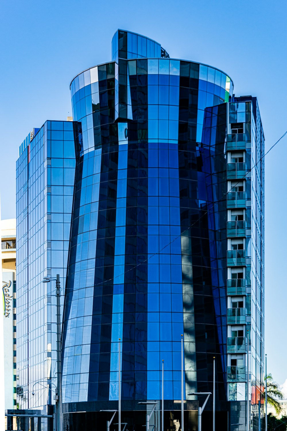 Edificio de vidrio azul y blanco