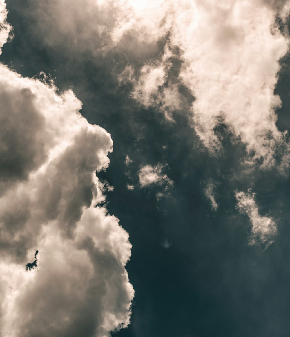 Weiße Wolken und blauer Himmel tagsüber