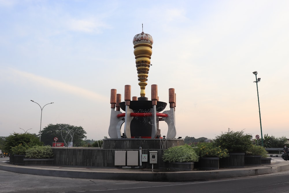 Torre de hormigón marrón y blanco