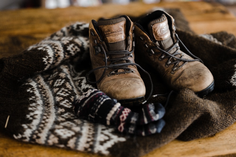 Botas de cuero marrón con cordones