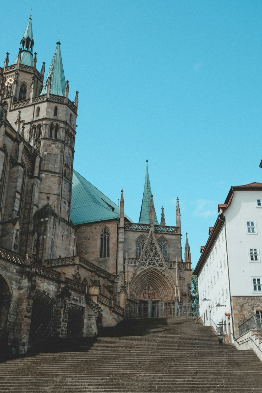 Braun-weißes Betongebäude unter blauem Himmel tagsüber