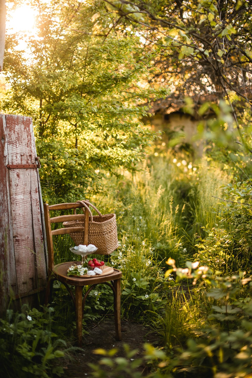 fauteuil en bois marron à côté d’une clôture en bois marron