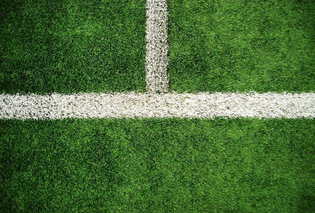 Hälfte und Viertel: Linien auf einem Fussballfeld; Buchstabe T auf dem Kopf | halves and quarters: right angles and lines on a soccer field; letter T rotated