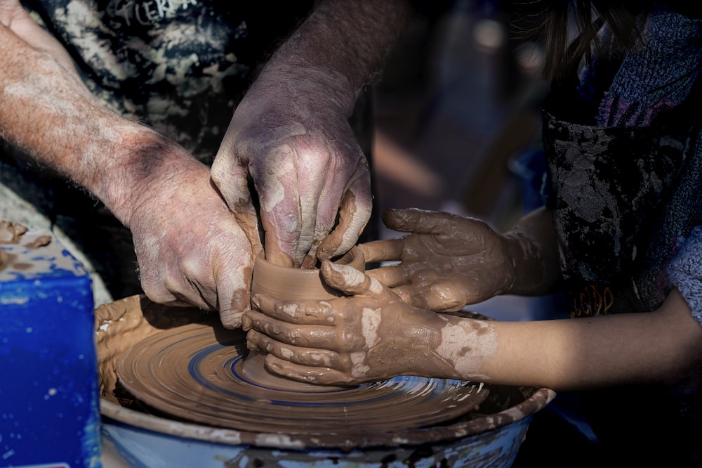 persona che fa vaso di terracotta con argilla