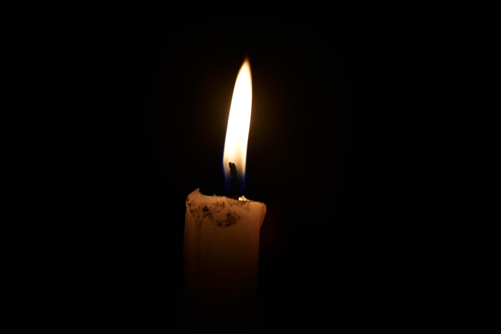 candela accesa in camera oscura