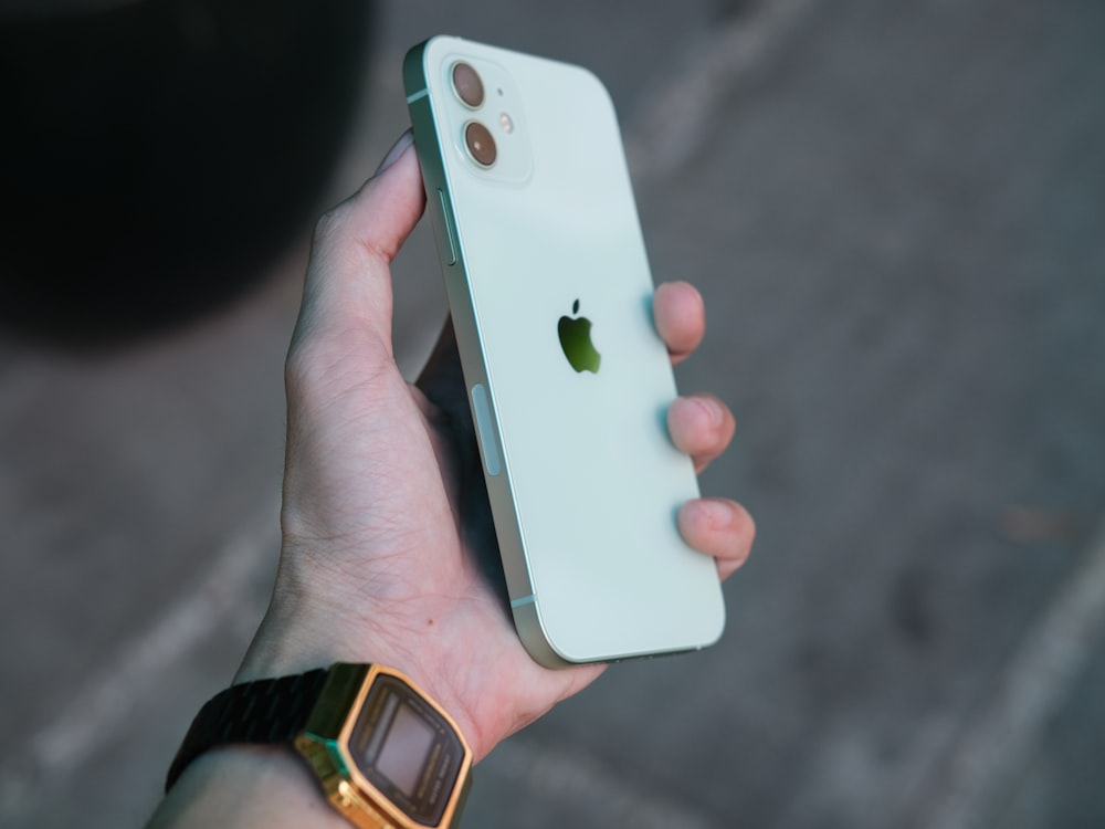 금색과 녹색 반지와 흰색 아이폰 4s