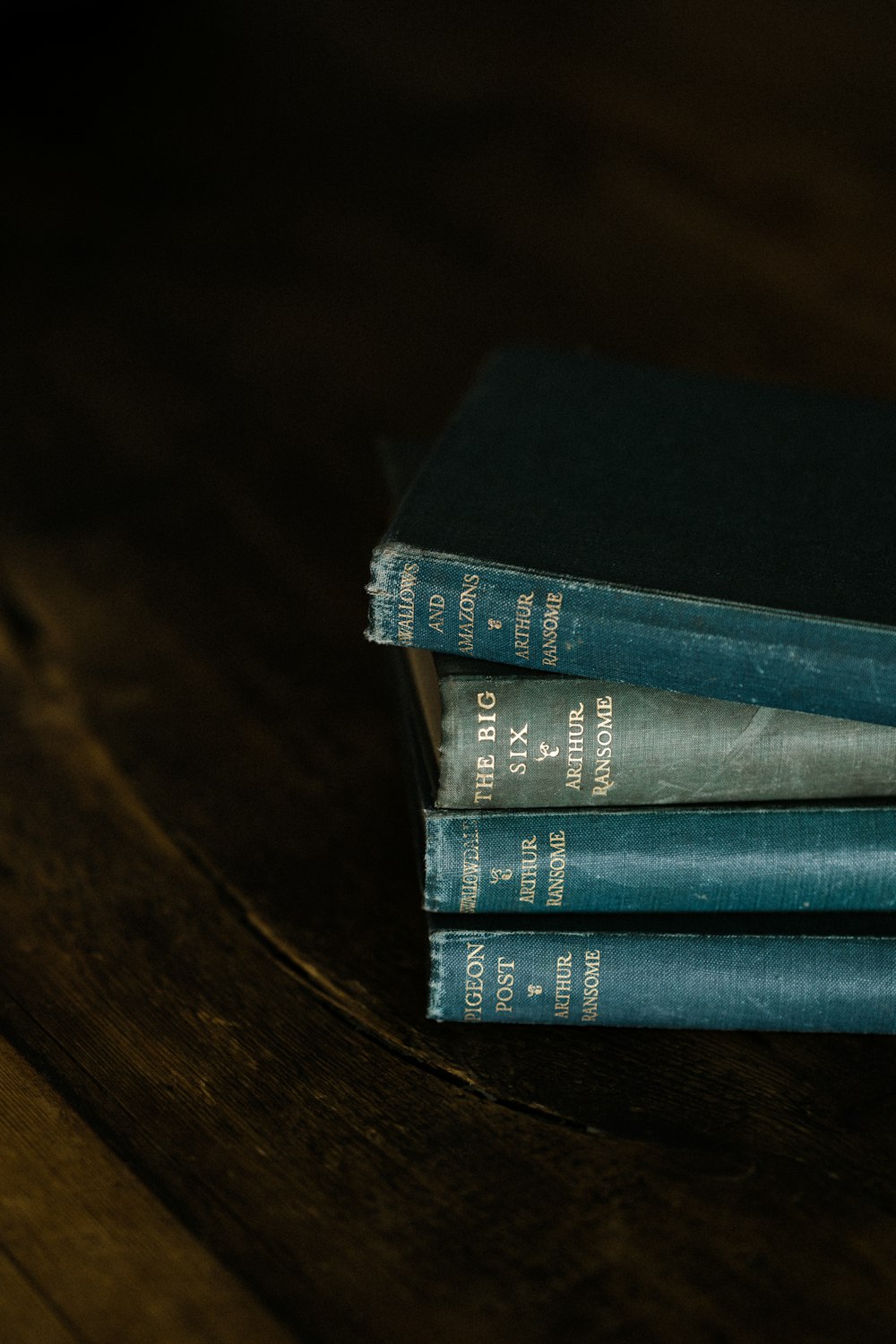 Livre relié bleu sur table en bois marron
