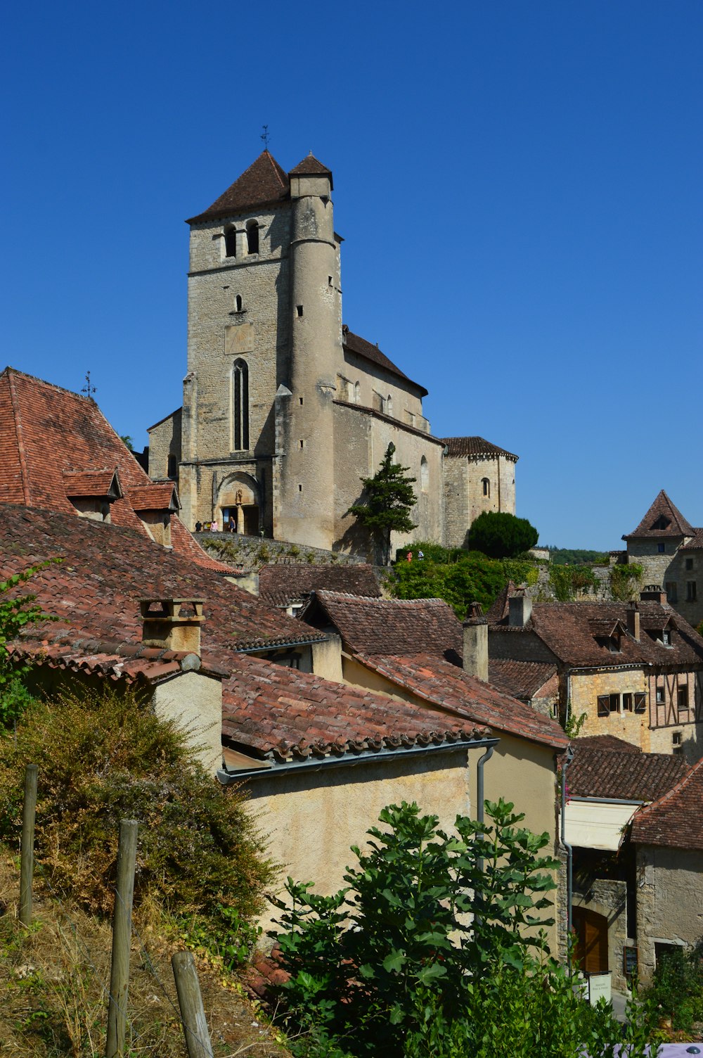 bâtiment en béton brun et gris sous le ciel bleu pendant la journée